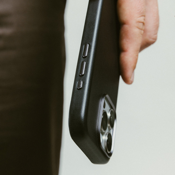 NOMAD Traditional Leather Case – iPhone 16 Pro – Black (Horween Leather)