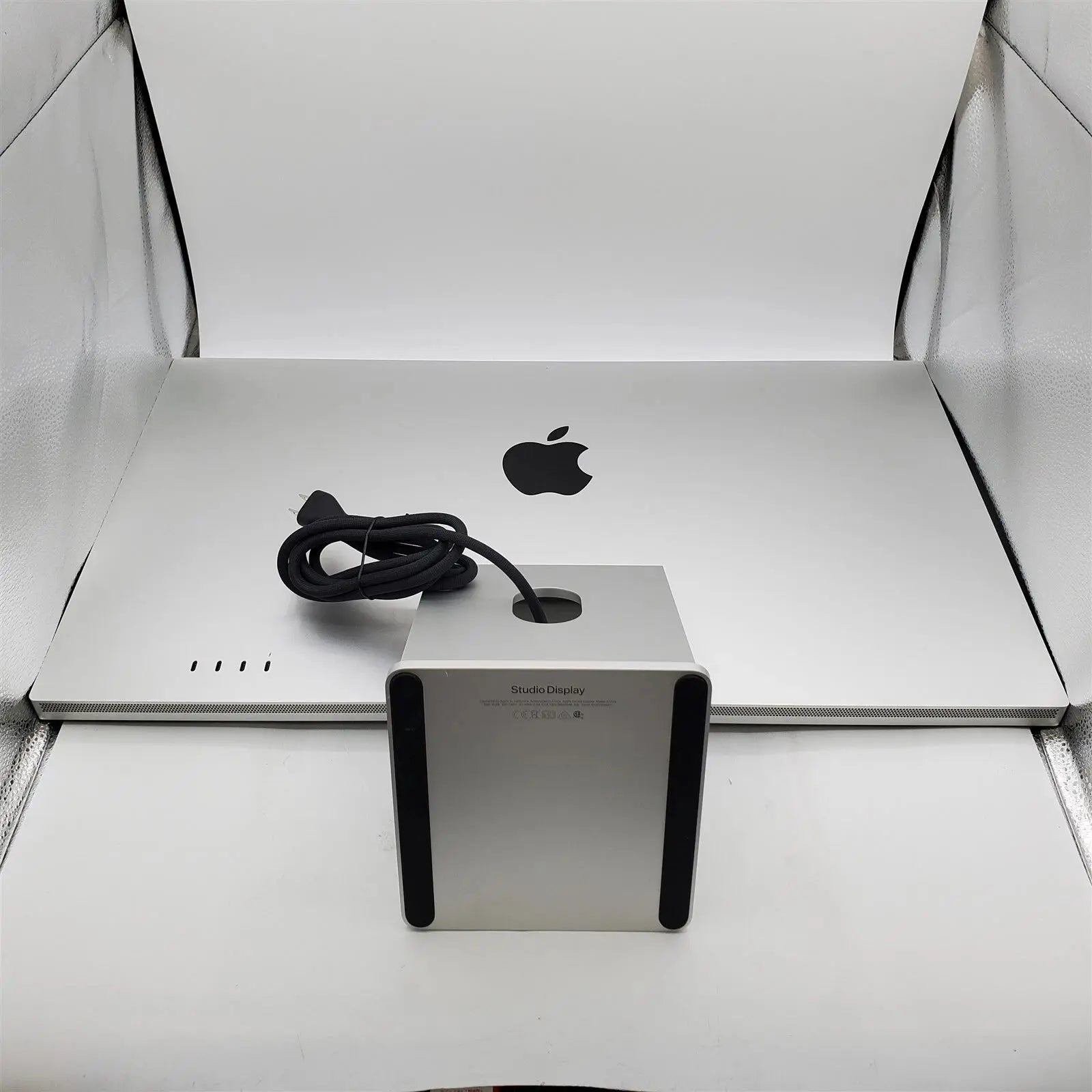 Refurbished - Apple Studio Display 2022 – Nano Texture Glass, Tilt