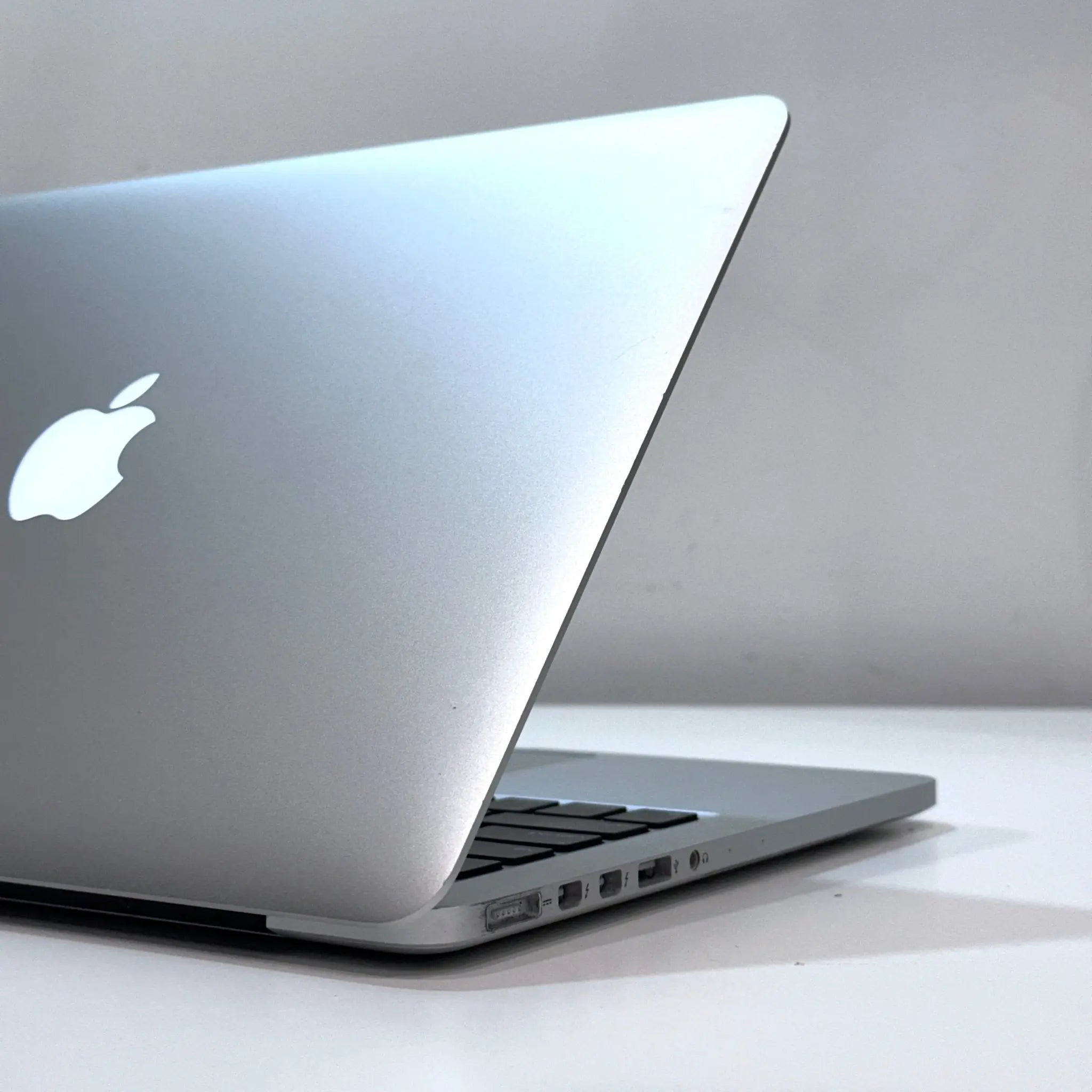 Refurbished MacBook Pro (Retina, 13-inch, Early 2015) - 2.7 GHz i5